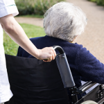 Promenade en fauteuil roulant dans la nature
